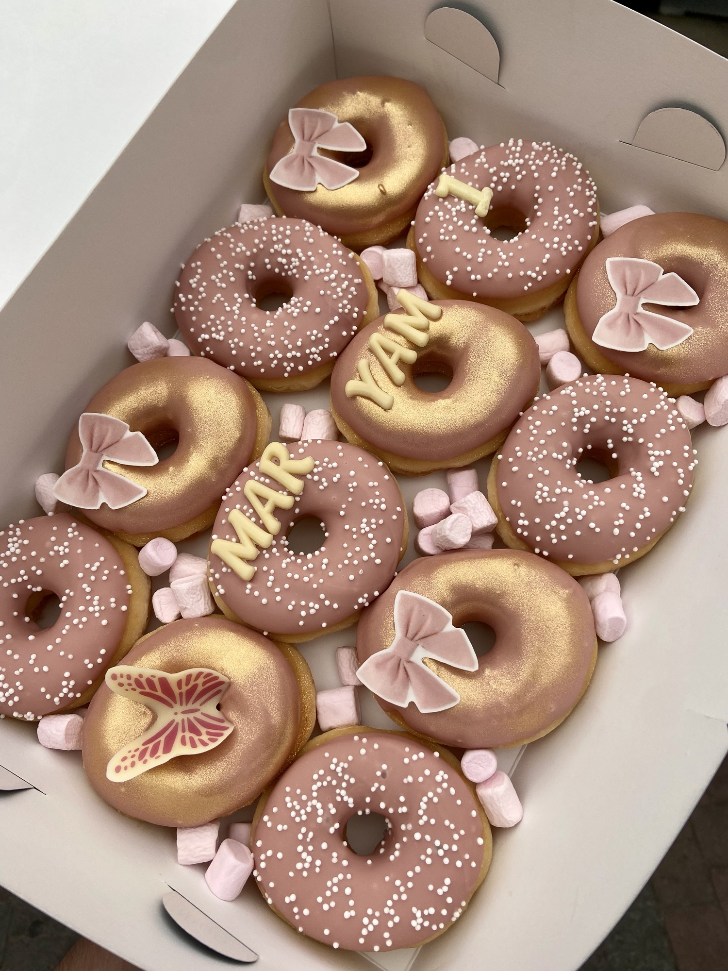 goud strik vlinder donuts